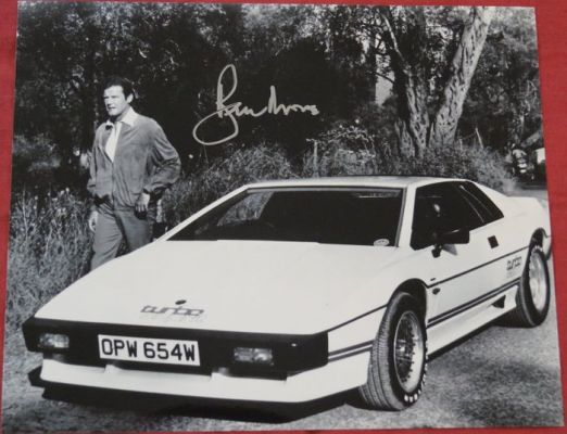 James Bond 007: The Spy Who Loved Me - Roger Moore (+) is James Bond 007 with Lotus - autopgraph, photo, signed with Certified Genuine b´bc | Catawiki