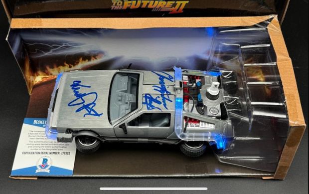 Back to the Future - Michael J Fox + Christopher Lloyd - Double Signed 1:24 DeLorean - Beckett COA | Catawiki