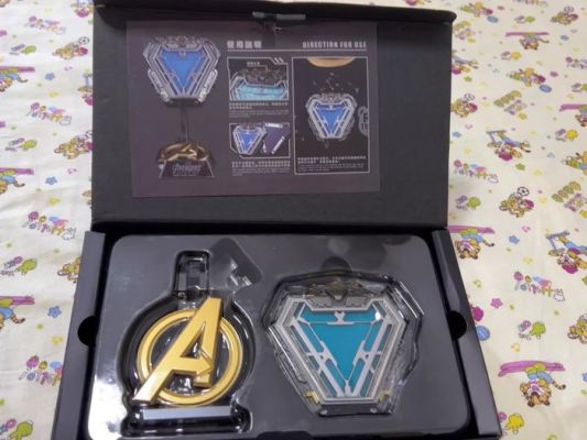 Avengers Infinity War - Marvel - - Movie prop Iron Man Mark 50 arc reactor replica with stand and Avengers logo in original box | Catawiki
