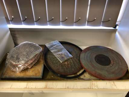 Group of 9 assorted alien plates & plaques from the popular Sci-fi series | Direct Liquidation