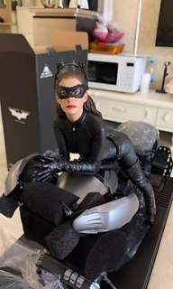 The Dark Knight Rises | The Dark Knight Rises - 1:6 Catwoman (Anne Hathaway) on Batpod - Queen Studios - see images/description - Charity Auction | Catawiki