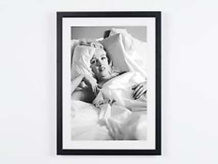 Marilyn Monroe - “Bed Sitting” - 1953, Beverly Hills | Marilyn Monroe - “Bed Sitting” - 1953, Beverly Hills - Photographie, Luxury Wooden Framed 70X50 cm - Limited Edition Nr 01 of 20 - Serial ID. 30231 - Original Certificate (COA), Hologram Logo Editor and QR Code | Catawiki