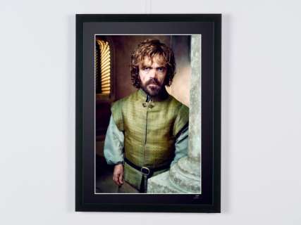 Peter Dinklage « Tyrion Lannister », Game of Thrones | Game of Thrones, Peter Dinklage « Tyrion Lannister » - Fine Art Photography - Luxury Wooden Framed 70X50 cm - Limited Edition Nr 01 of 10 - Serial ID 19092 - - Original Certificate (COA), Hologram Logo Editor and QR Code | Catawiki