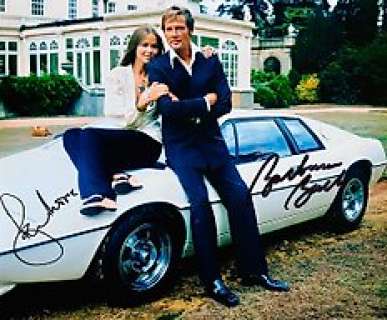 James Bond 007: the Spy Who Loved Me | James Bond 007: The Spy Who Loved Me - Double signed by Roger Moore (+) and Barbara Bach (Triple X) with the Lotus - with holographic COA | Catawiki