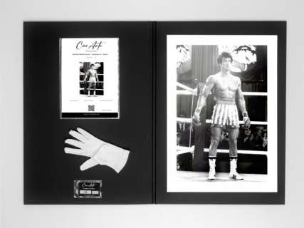 Sylvester Stallone Iconics - Collection N°1 - Serie 1 | Sylvester Stallone Iconics - Collection n°1 - Serie 1 - On Luxury Black Portfolio, COA numbered - 60X42 CM - "Cine Arte" COLLECTOR | Catawiki