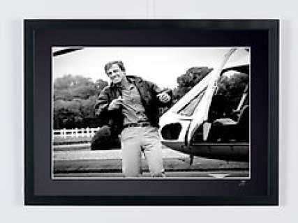 Le Professionnel 1981 - Jean-Paul Belmondo | Le professionnel 1981 - Jean-Paul Belmondo - Wooden Framed 70X50 cm - Limited Edition Nr 01 of 30 - Serial ID 30671 - Original Certificate (COA), Hologram Logo Editor and QR Code | Catawiki