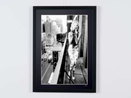 Marilyn Monroe - Nyc 1955 | Marilyn Monroe - NYC 1955 - Photographie, Luxury Wooden Framed 70X50 cm - Limited Edition Nr 05 of 30 - Serial ID 20209 - Original Certificate (COA), Hologram Logo Editor and QR Code | Catawiki