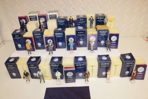 Corgi Toys - Toy figure Corgi Toys Collectible ICON FIgures James Bond 007 Special Edition Sculptured Figures in box with - U.K.