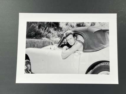 Clint Eastwood - Jaguar XK150 de 1957 - Collector Image - Size 42x30 cm - 100% new - Gallery Stamp & sign - Never Exposed - Baryta - Flat shipped ! - No carton tube - Ready to Frame size A3 42x30 cm | Catawiki