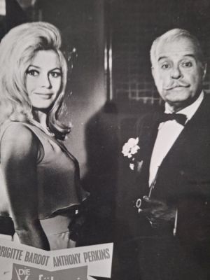 Bildarchiv Engelmeier - Brigitte Bardot and Anthony Perkins, "The Ravishing Idiot" (French: Une ravissante idiote), 1964 | Catawiki