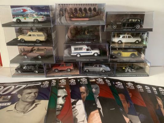 James Bond - thirteen cars James Bond films and Booklets | Catawiki