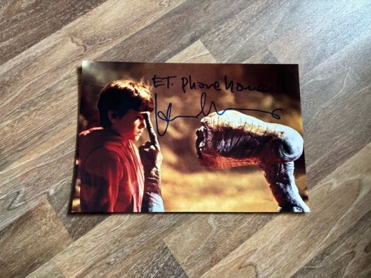 E.T. - Signed by Henry Thomas (Elliott) with COA | Catawiki