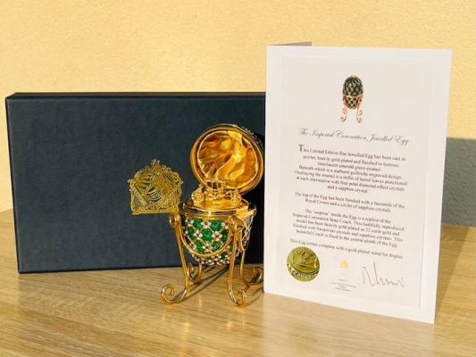 James Bond - James Bond 007: Octopussy - "Property of a Lady" - Imperial Coronation Egg, Gold Plated with | Catawiki
