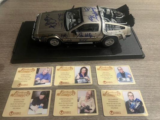 Back to the Future, Celebrity Authentics - Signed by 6 : Fox, Lloyd, Thompson, Wilson, Wells & Gale - Die Cast DeLorean 1:18 Scale Model Car | Catawiki