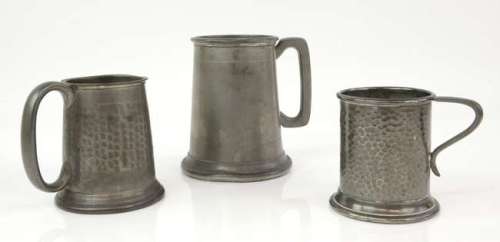 The Lord of the Rings - Three pewter tankards from the Prancing Pony scenes (3). | Ewbank’s
