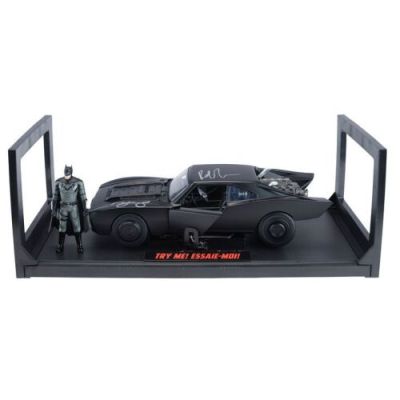 THE BATMAN (2022) - Lot #2032 : Robert Pattinson and Zoe Kravitz-Autographed Jada 1:18-Scale Batmobile Model