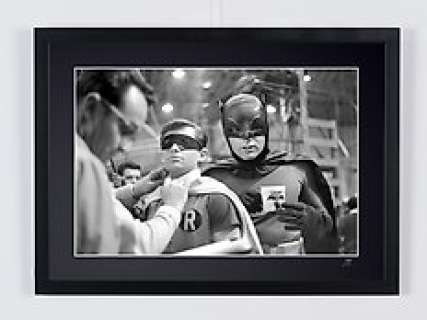 Batman 1966 - Adam West, Burt Ward on Set | BATMAN 1966 - Adam West, Burt Ward on Set - Fine Art Photography - Luxury Wooden Framed 70X50 cm - Limited Edition Nr 01 of 30 - Serial ID - - Original Certificate (COA), Hologram Logo Editor and QR Code | Catawiki