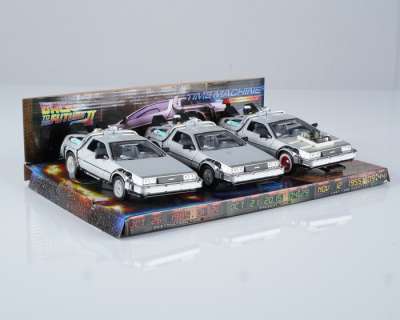 Delorean Dmc-12 Back To the Future Part 1-3 1985-90- Scale 1/24 Display - 3 Cars | DeLorean DMC-12 Back to the Future Part 1-3 1985-90- Scale 1/24 DISPLAY - 3 CARS - 100% new product on the original box - | Catawiki