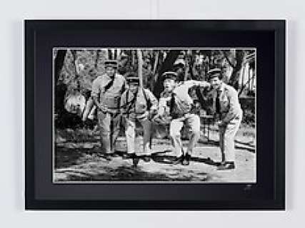 Le Gendarme de Saint Tropez 1964 - Louis de Funes As "Ludovic Cruchot" | Le Gendarme de Saint Tropez 1964 - Louis de Funes as "Ludovic Cruchot" - Wooden Framed 70X50 cm - Limited Edition Nr 03 of 30 - Serial ID 30382 - Original Certificate (COA), Hologram Logo Editor and QR Code | Catawiki