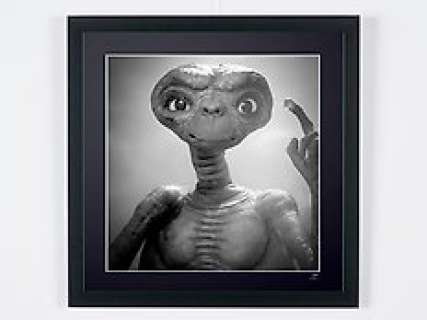 E.T. the Extra-Terrestrial (1982) - Steven Spielberg - Wooden Framed 50X50 cm - Limited Edition Nr 03 of 20 - Serial ID 30605 - - Original Certificate (COA), Hologram Logo Editor and QR Code | Catawiki