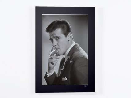 The Saint - Classic TV - Roger Moore as « Simon Templar » - Fine Art Photography - Luxury Wooden Framed 70X50 cm - Limited Edition Nr 02 of 30 - Serial ID 16875 - Original Certificate (COA), Hologram Logo Editor and QR Code | Catawiki