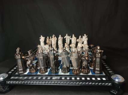 The Noble Collection - Chess set - Échiquier Harry Potter Collector avec Pièces Sculptées et Baguettes | Catawiki