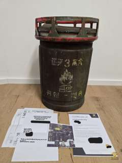 James Bond 007: The World is Not Enough - original Movie Prop Barrel Screen Seen - 100% Authentic Requisite - with EON Production Documents - - Movie prop 8+ minutes seen on screen | Catawiki