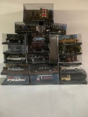 James Bond - thirteen cars James Bond films and Booklets | Catawiki