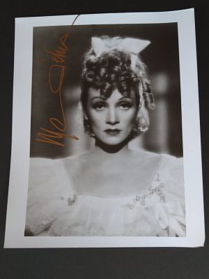 Shanghaï Express - Signed by Marlene Dietrich (+) with Letter of Authenticity - Photo, Autograph | Catawiki