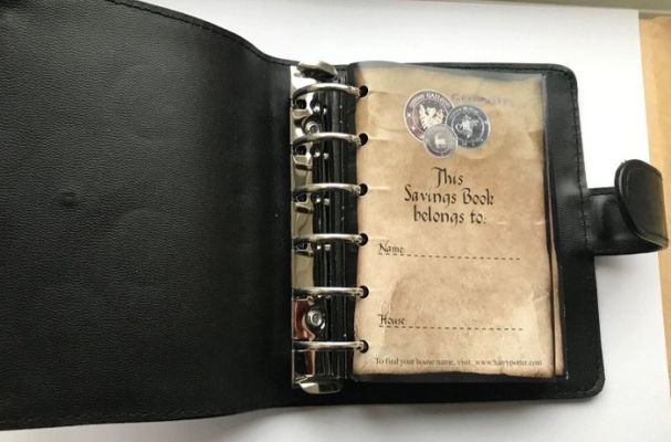 Harry Potter, Harry Potter Gringotts Savings Book Complete 24 piece coin collection - Warner Bros. | Catawiki