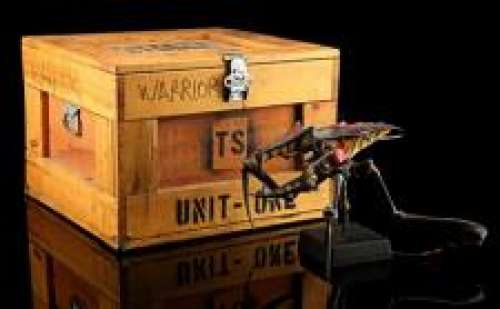 Starship Troopers | Warrior Bug Maquette and Tippett Studio Crate | Propstore