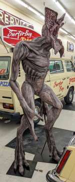 Lot 1086 - Life Size Stranger Things Demogorgon Prop