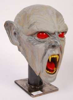 UNUSUAL VAMPIRE HEAD FAIRGROUND PROP. | Auctioneum Ltd