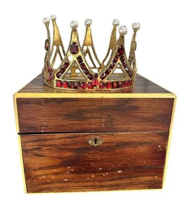 Lot 8 - Alice Through the Looking Glass (2016) - Red Queen’s (Helena Bonham Carter) Broken Cgi Crown and Box | Hanlin Auction Service