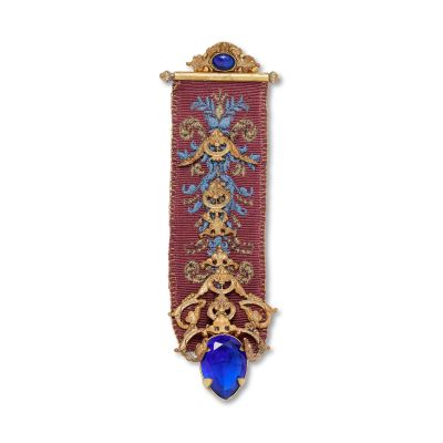 Lot 229 - Lord John Grey‘s sapphire costume brooch, gifted to him by Jamie Season 3, Episode 12, ‘The Bakra‘ 2