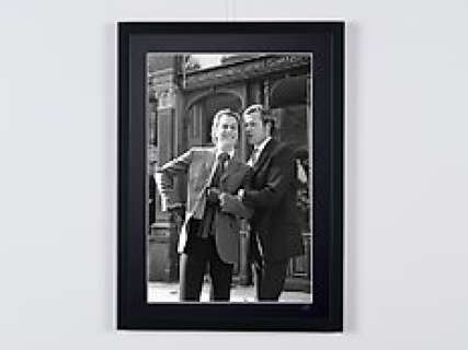 The Persuaders! (1971–1972) - Roger Moore as « Lord Brett Sinclair » & Tony Curtis as « Danny Wilde" - The Persuaders! (1971–1972) - Roger Moore as « Lord Brett Sinclair » & Tony Curtis as « Danny Wilde" - Fine Art Photography - Luxury Wooden Framed 70X50 cm - Limited Edition Nr 02 of 30 - Serial ID 30310 - - Original Certificate (COA), Hologram Logo Editor and QR Code