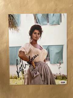 Italian Superstar | Italian superstar - Sophia Loren in L’oro di Napoli - Signed photo with PSA DNA Certificate | Catawiki