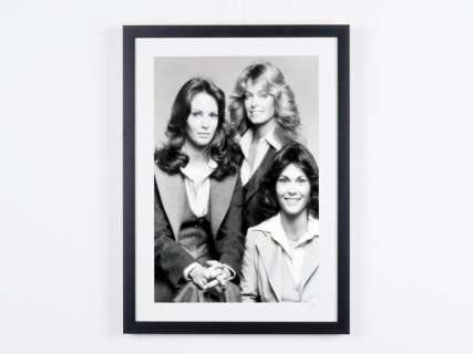 Charlie’s Angels - Classic TV - Farrah Fawcett, Kate Jackson And Jaclyn Smith | Charlie’s Angels - Classic TV - Farrah Fawcett, Kate Jackson and Jaclyn Smith - Fine Art Photography - Luxury Wooden Framed 70X50 cm - Limited Edition Nr 03 of 50 - Serial ID 16732 | Catawiki