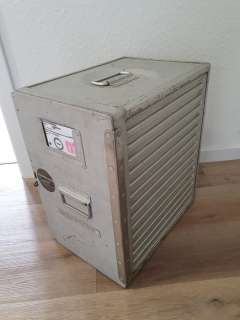 BATMAN: The Dark Knight Trilogy - WAYNE ENTERPRISES - Original Movie Prop + COA + Paperwork - - Movie prop This is a metal alloy cabinet container used as a movie prop in the feature film The Dark Knight | Catawiki