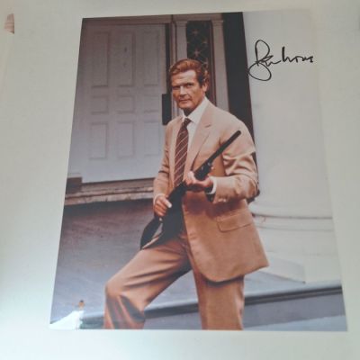 James Bond - Roger Moore as 007 (+2017) - signed with Certified Genuine bc holographie COA | Catawiki