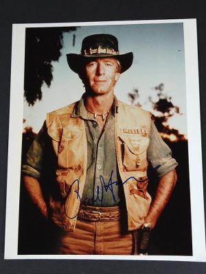 Crocodile Dundee - Signed by Paul Hogan, with Letter of Authenticity - Photo, Autograph | Catawiki