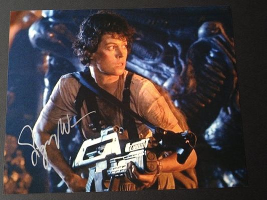 Aliens - Signed by Sigourney Weaver, with Letter of Authenticity - Photo, Autograph | Catawiki