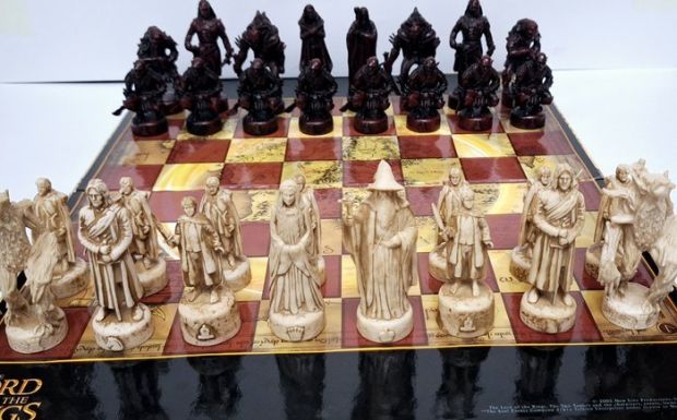 Chess set - Edición Especial Lord Of The Rings El Señor de los anillos Las dos torres - Resin | Catawiki