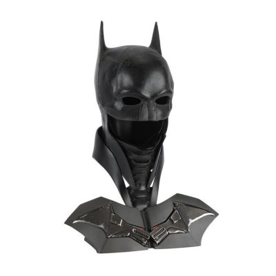 THE BATMAN (2022) - Lot #70 : Batman‘s (Robert Pattinson) Cowl and Batarang Exclusive Consumer Product