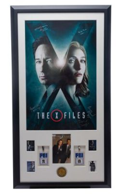 THE X-FILES (T.V. SERIES, 1993-2002) - Lot #418 : Fox Mulder‘s (David Duchovny) and Dana Scully‘s (Gillian Anderson) Framed FBI IDs in Key Cast-Autographed Display