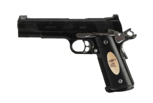 THE EXPENDABLES 2 (2012) - Lot #678 : Barney Ross‘ (Sylvester Stallone) Stunt Custom Kimber M1911A1 Gold Combat II Pistol with Expendables Emblem Grip