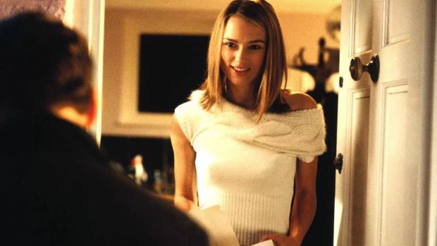 Lot 220 - LOVE ACTUALLY (2003) – SCREEN USED DOOR FROM THE “DOORSTEP” SCENE. | Omega Auctions