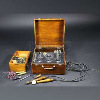 Dracula - Lot 212 - Van Helsing (Thomas Kretschmann) Defibrillator