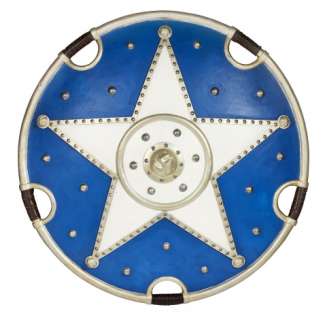 Bouclier D’abraracourcix, Accessoire de Jeu Pour Le Film " Astérix Et Obélix : L’empire Du Milieu " de Guillaume Canet | Accessoire de jeu en fibre de verre et plastique peint à cinq poignées recouvertes de lanières de cuir marron | Artcurial