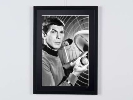 Star Trek TV Series - Leonard Nimoy As Mr. Spock | Star Trek TV Series - Leonard Nimoy as Mr. Spock - Fine Art Photography - Luxury Wooden Framed 70X50 cm - Limited Edition Nr 01 of 30 - Serial ID 30067 - - Original Certificate (COA), Hologram Logo Editor and QR Code | Catawiki